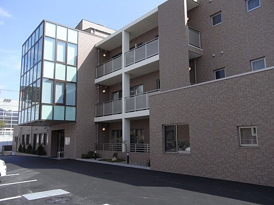 明るい外観の建物