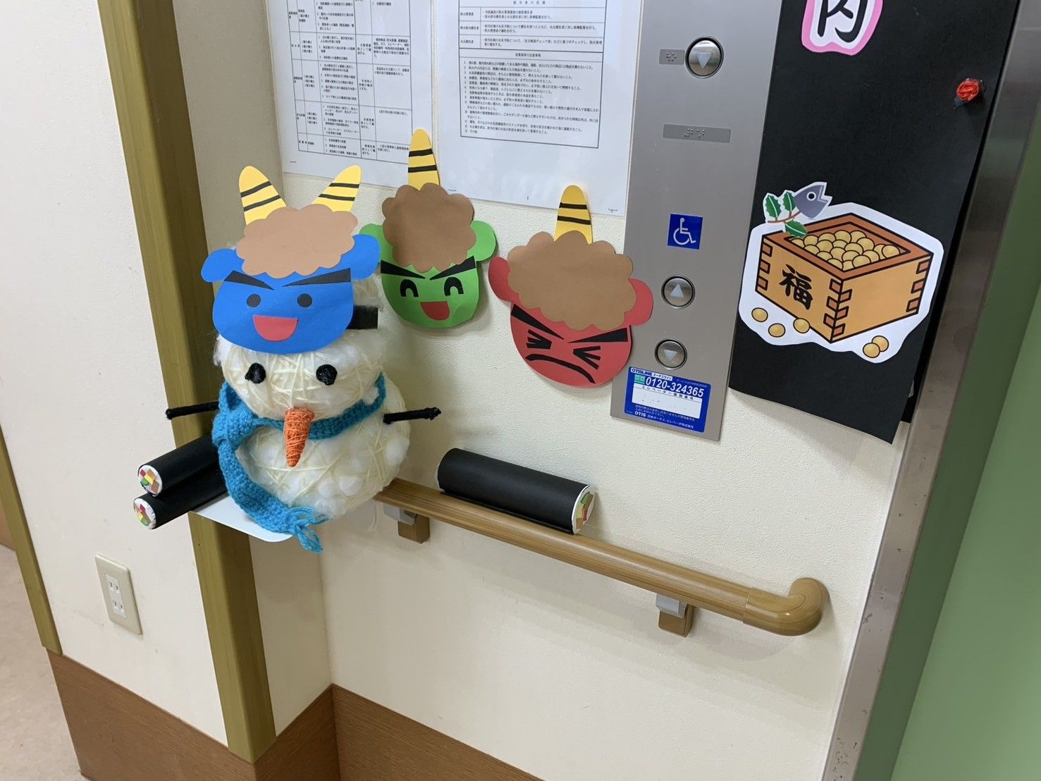 手作りの飾りがある壁