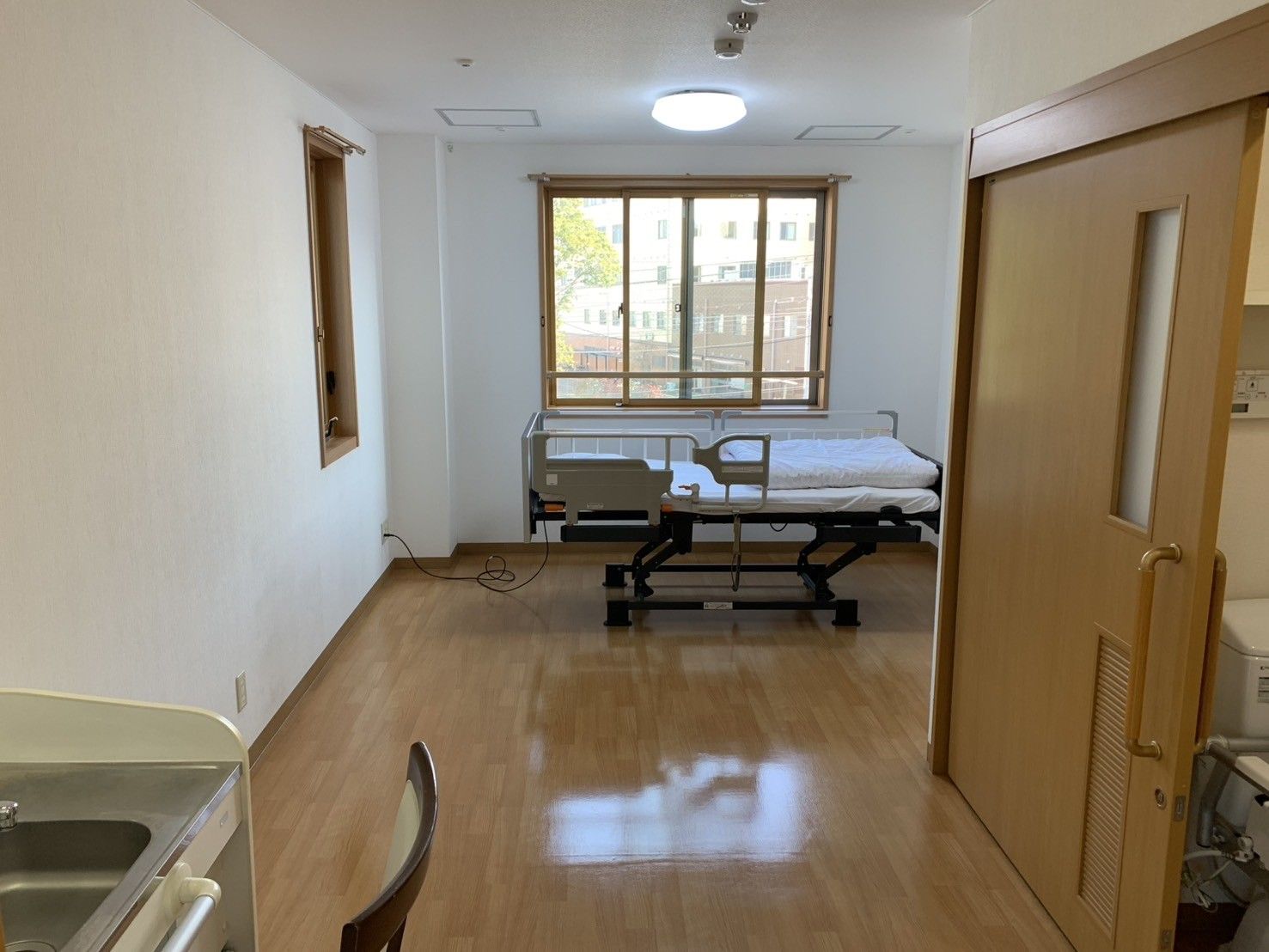窓際のベッドと部屋