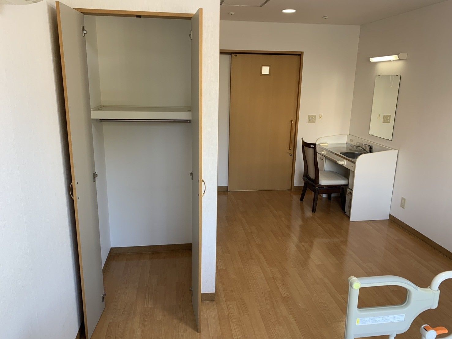 収納と机のある部屋