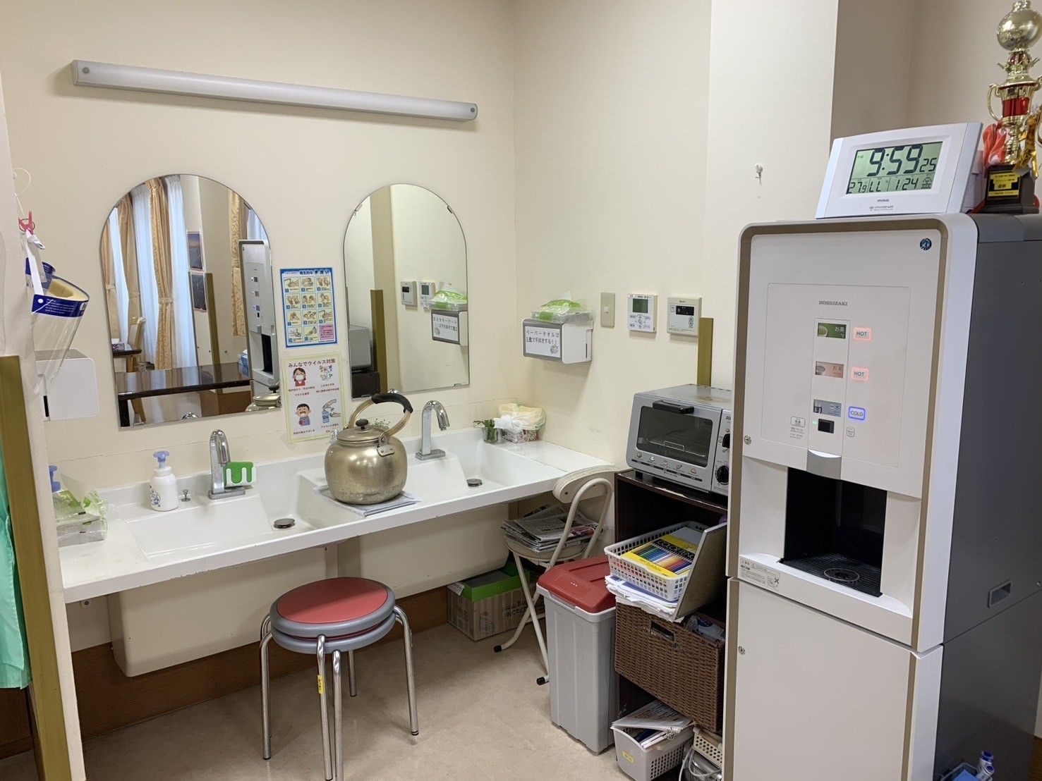 洗面台と給湯器のある部屋