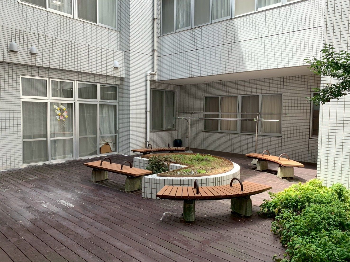 中庭のベンチと緑