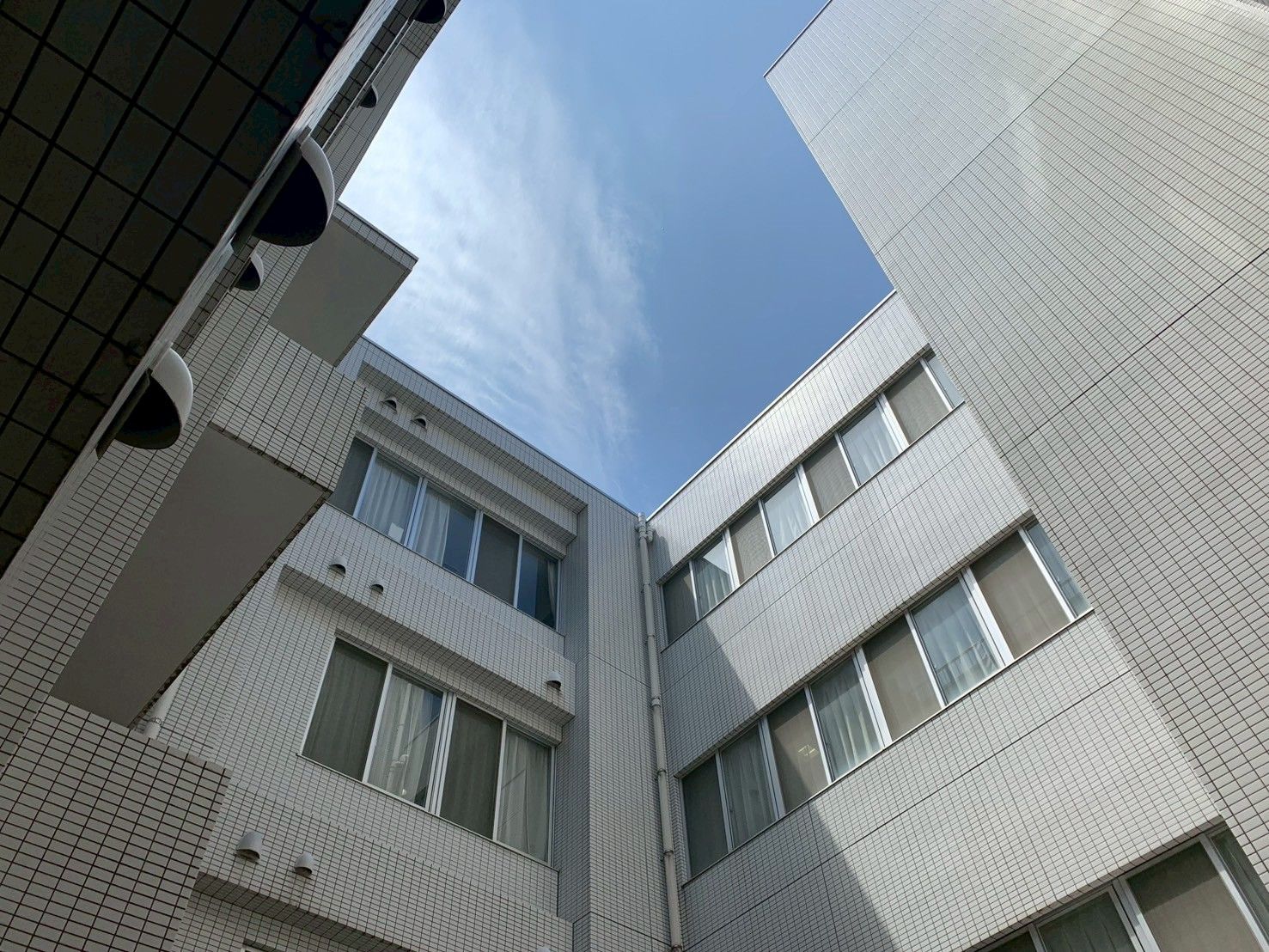 青空と建物の外観