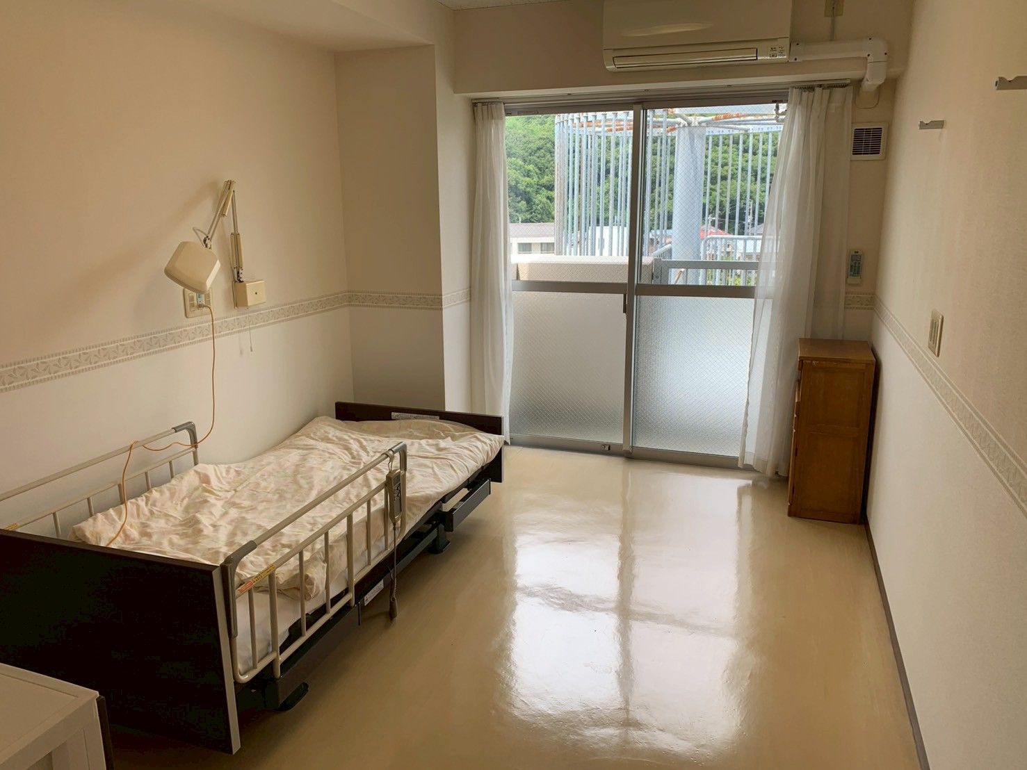 明るい個室のベッド