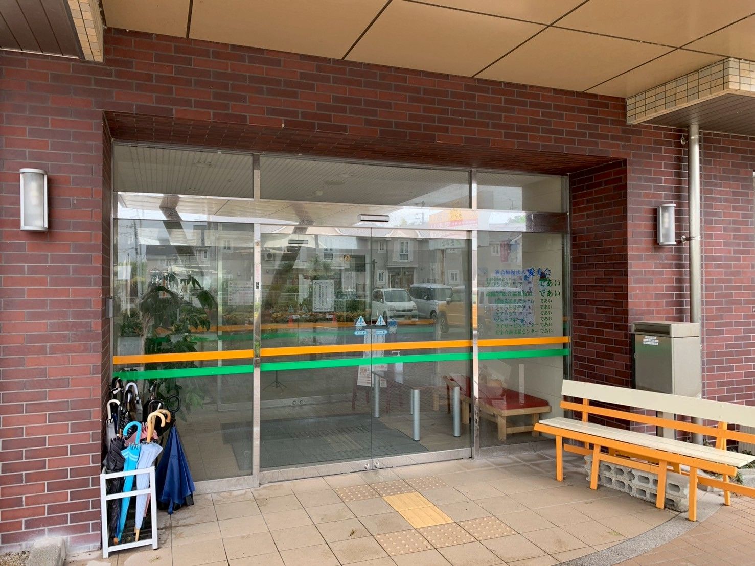 ガラス扉のエントランス