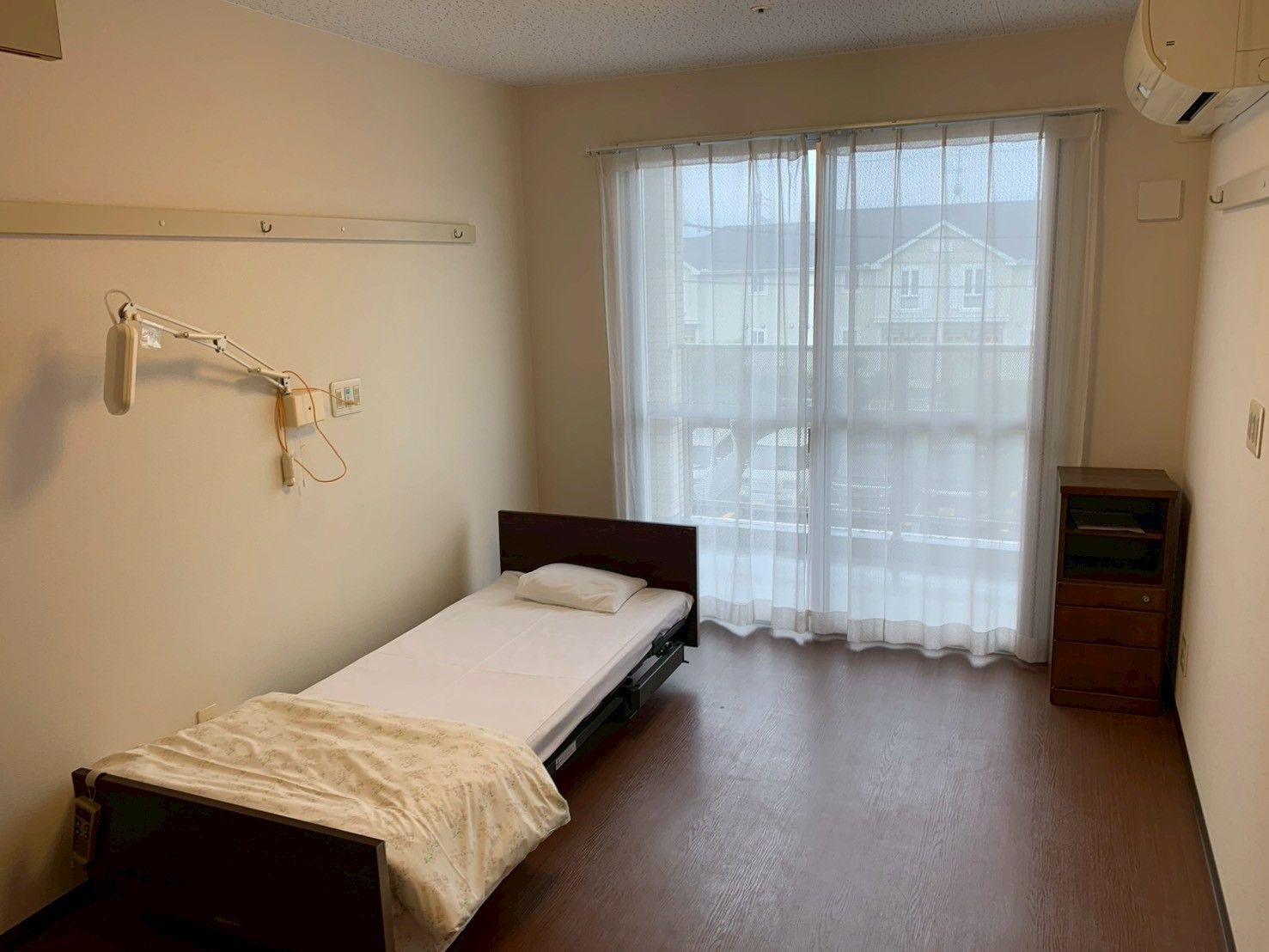 明るい個室のベッド