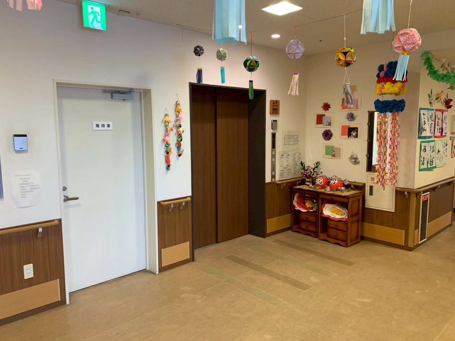 飾りがある廊下