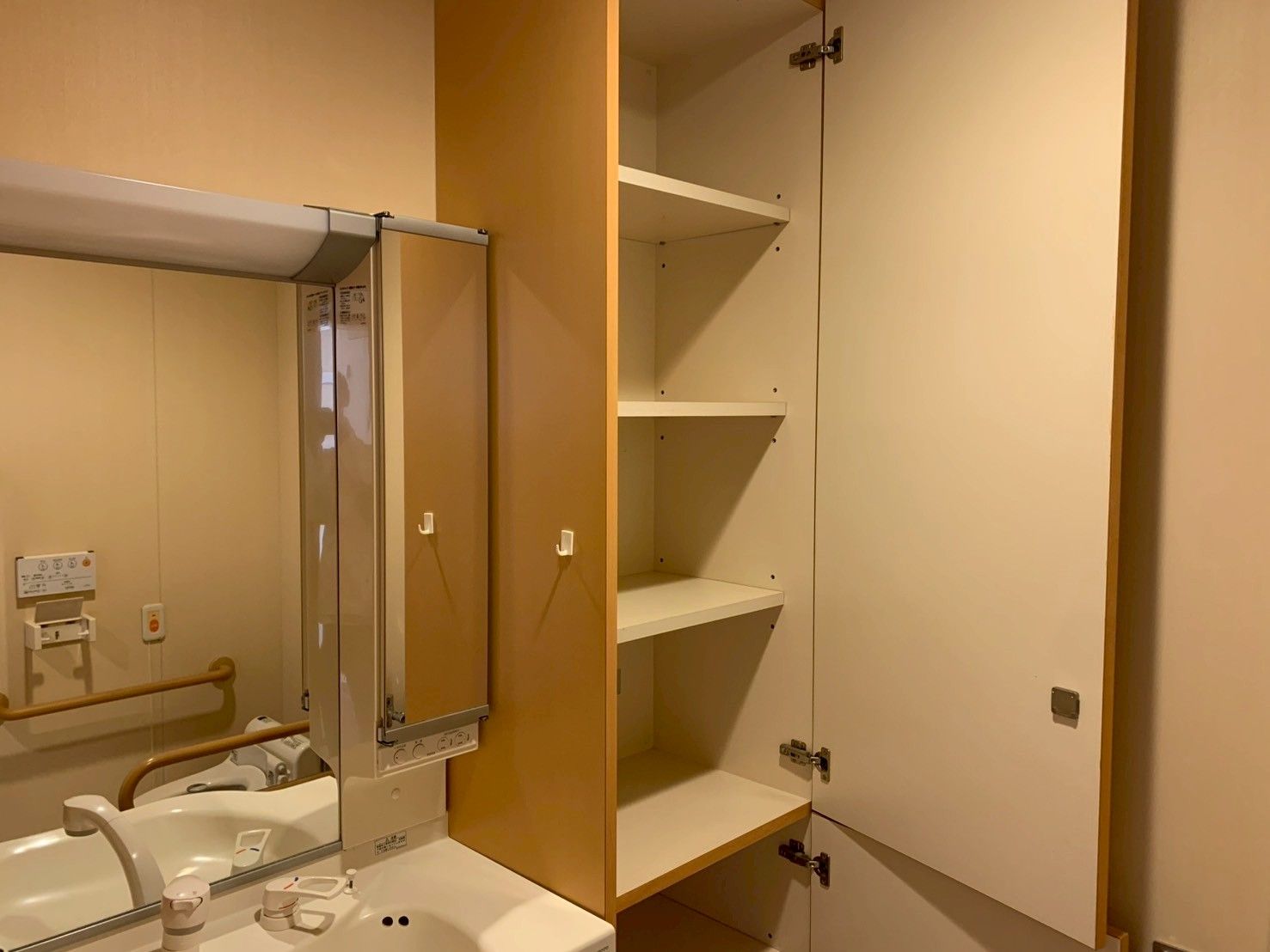 洗面台と収納棚