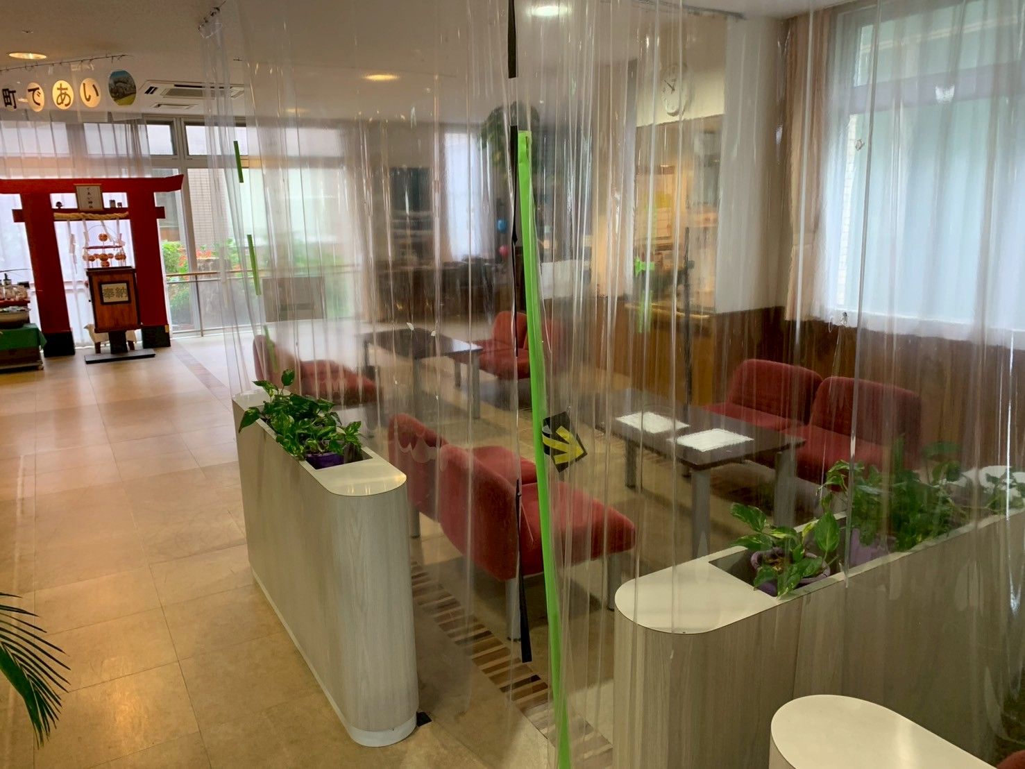 赤い椅子と緑の植物の空間