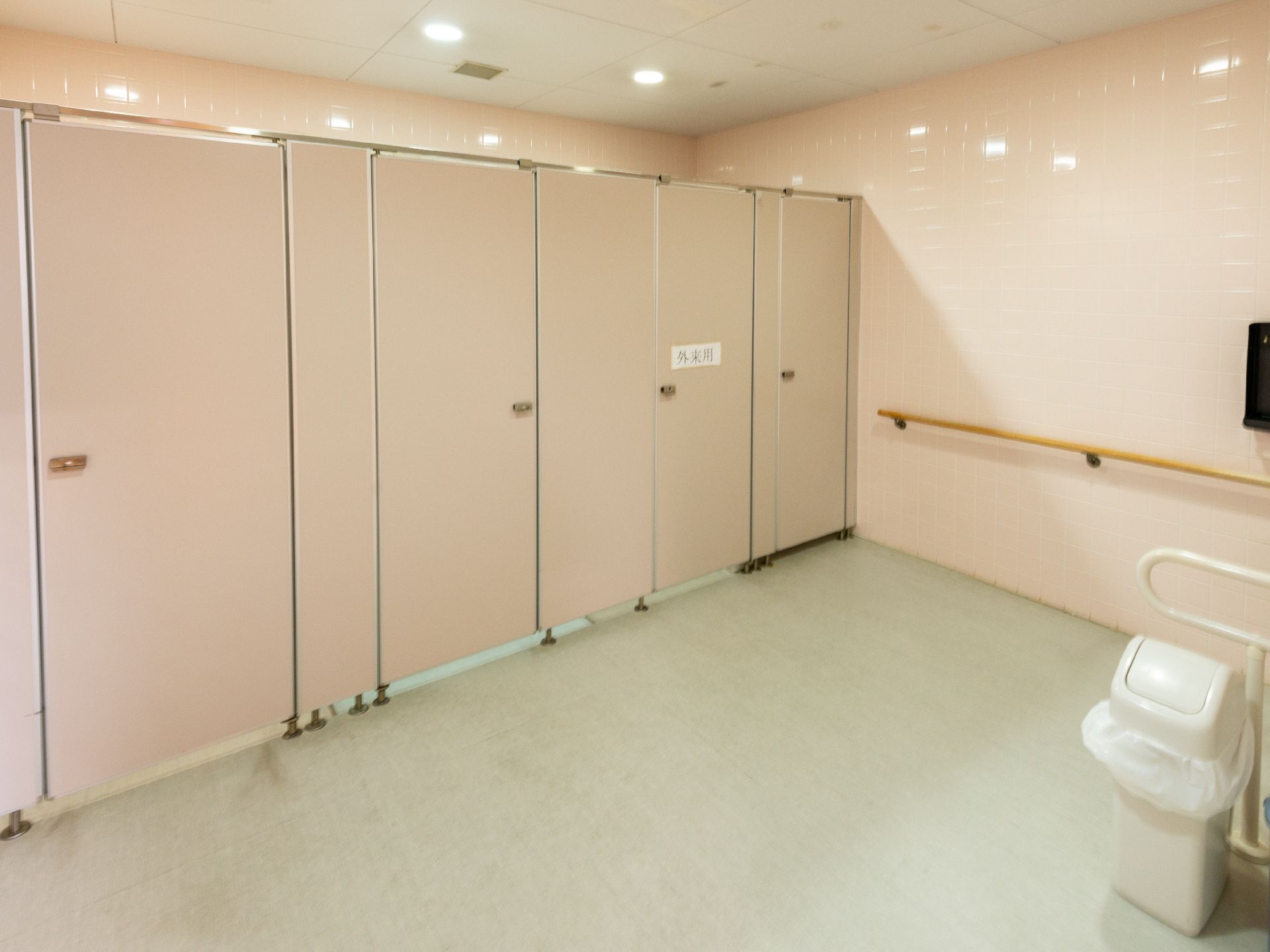バリアフリー完備で手すりが設置され、段差もほとんどないトイレ