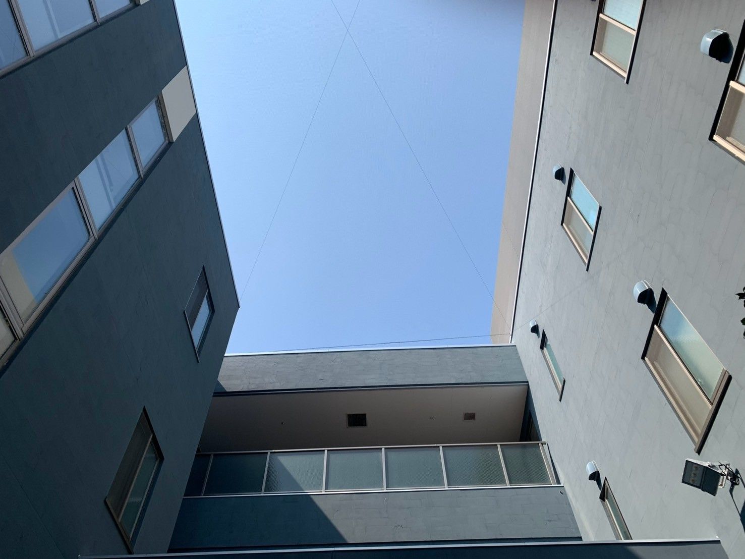 青空と建物の外観