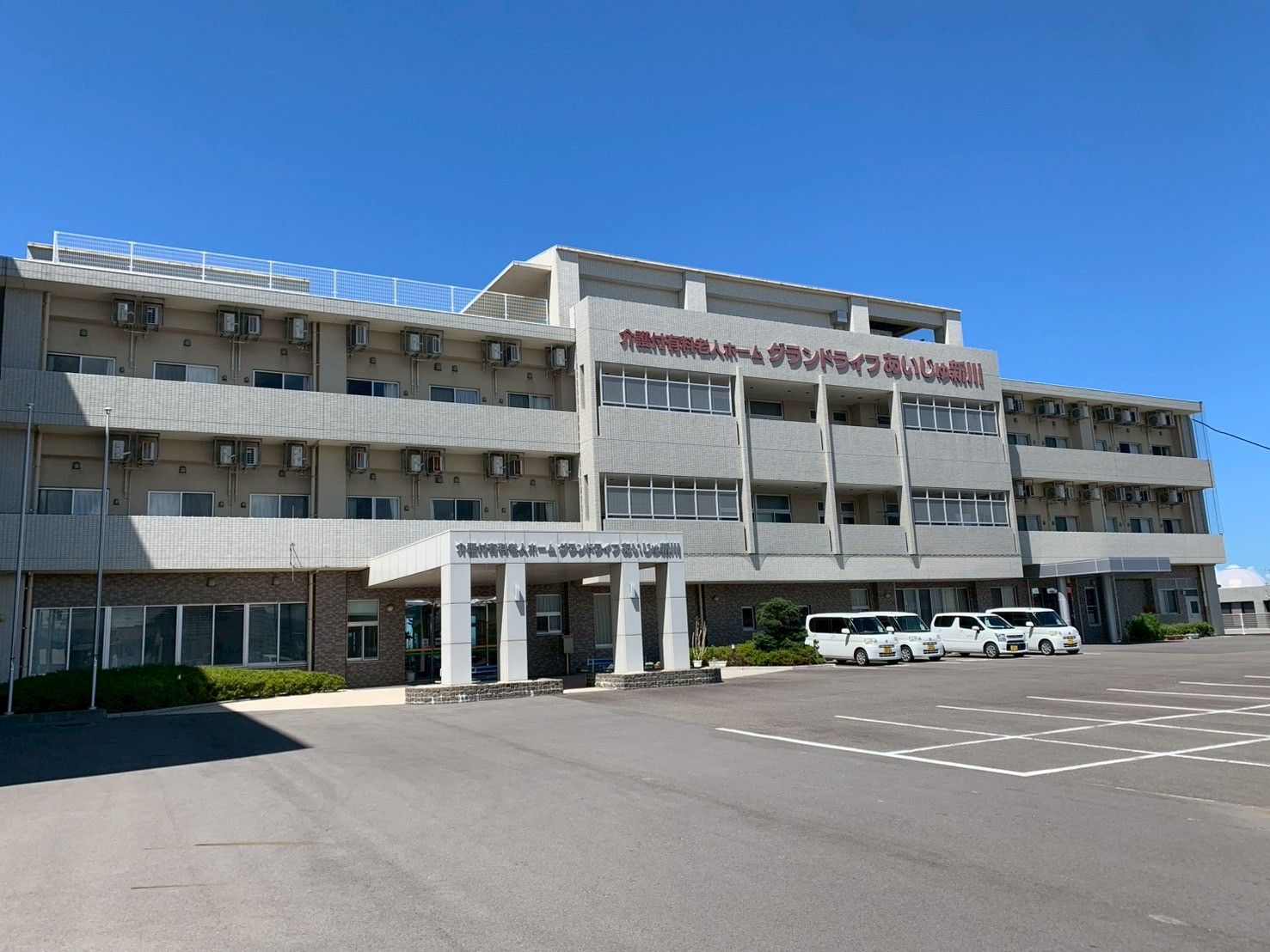 広い駐車場のある建物