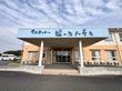 青い看板の建物入口