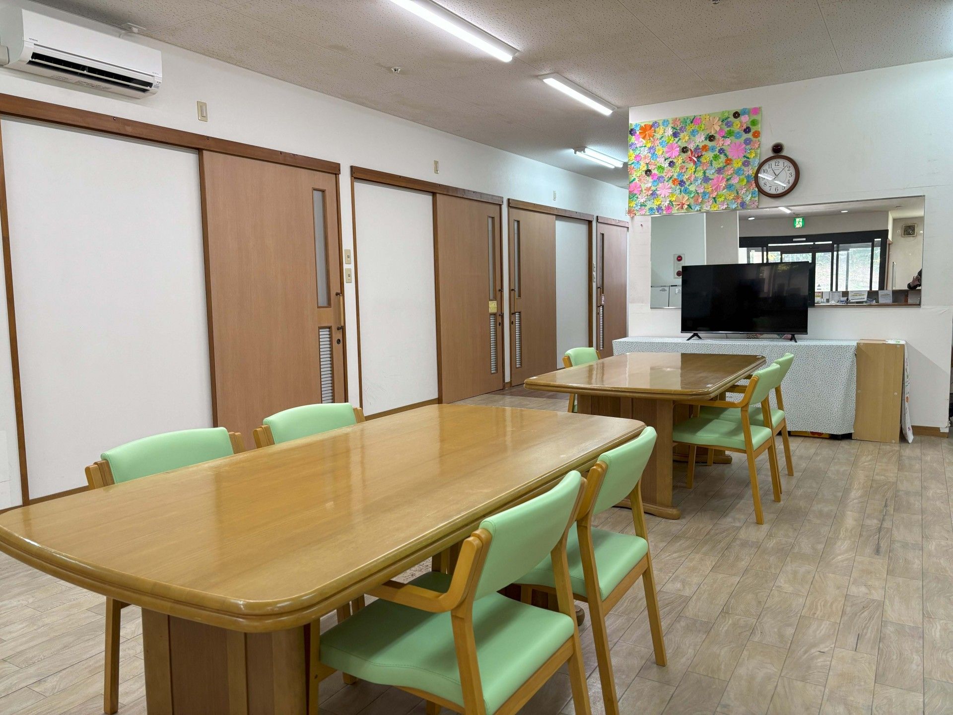 広いテーブルのある部屋