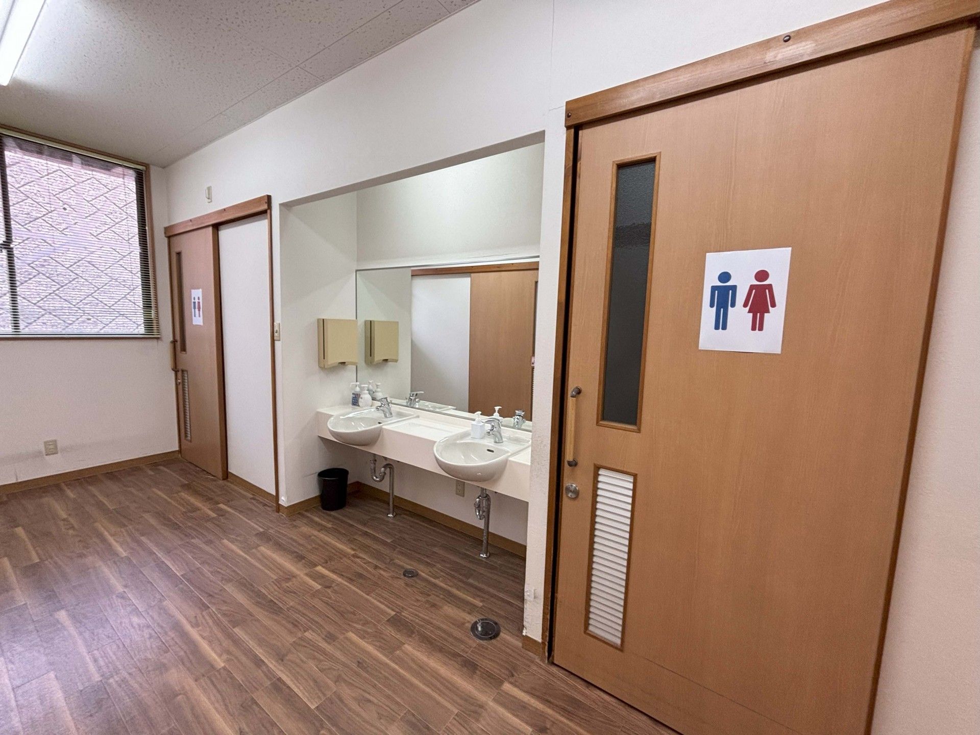 清潔な洗面所とトイレ