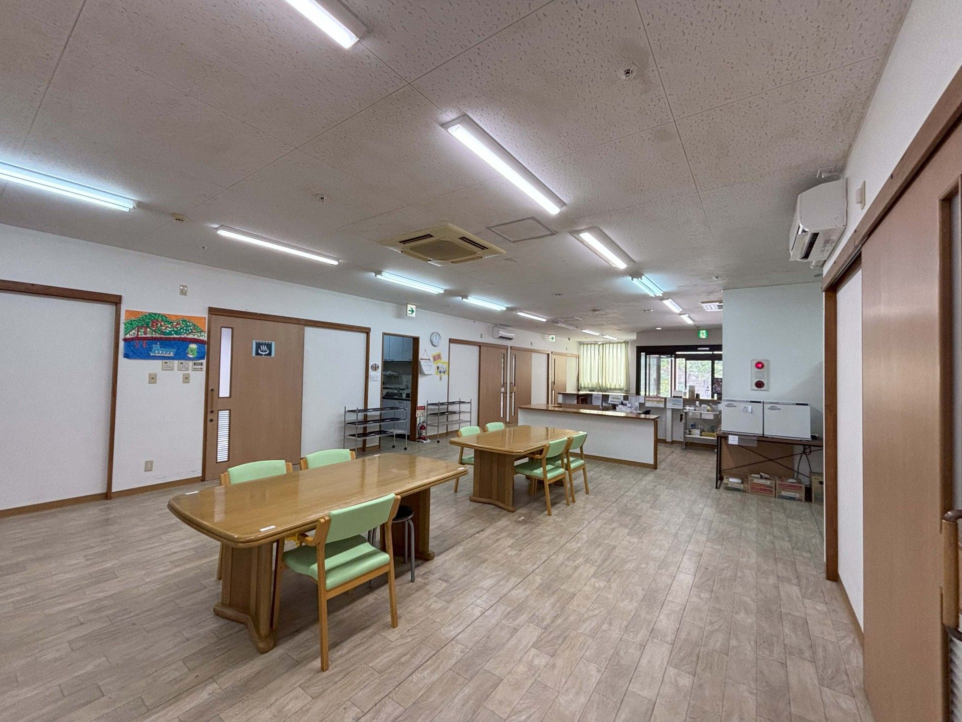 広いテーブルのある部屋