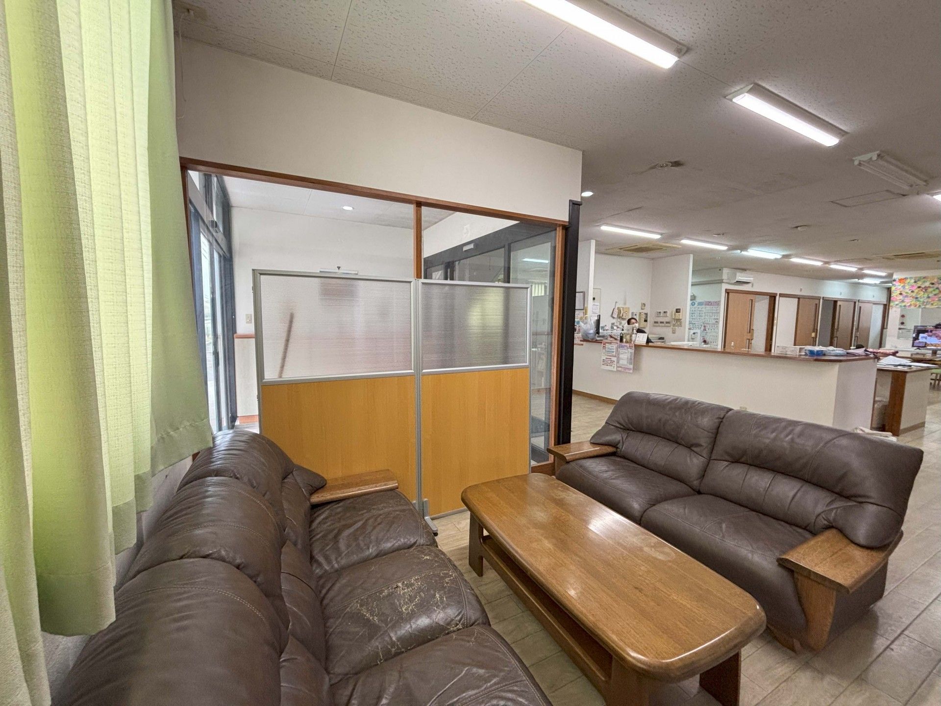 落ち着いたソファのある空間