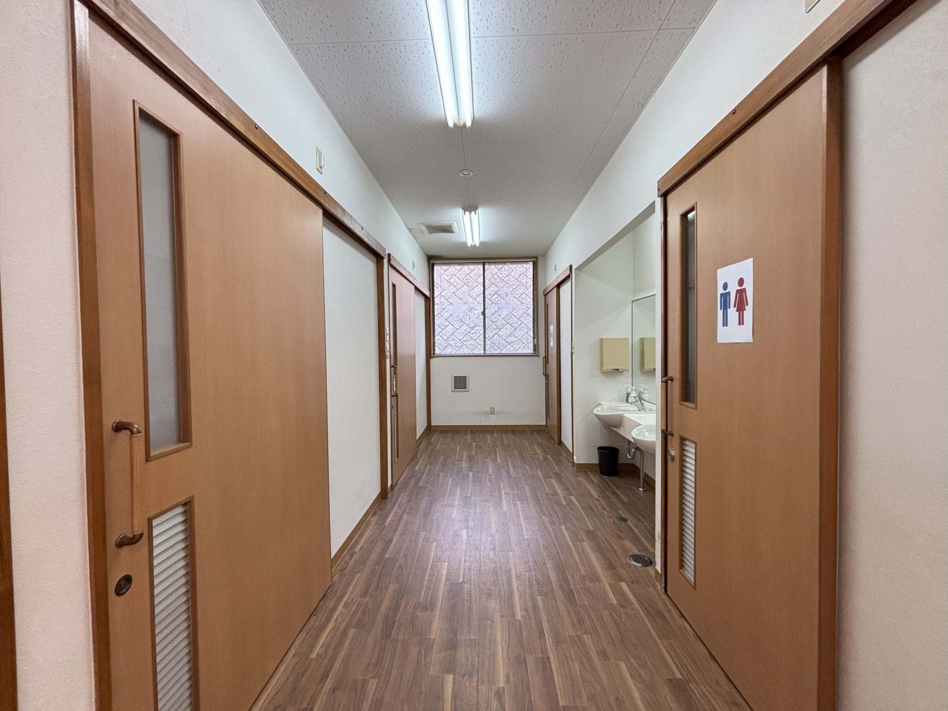 廊下と洗面台のある空間