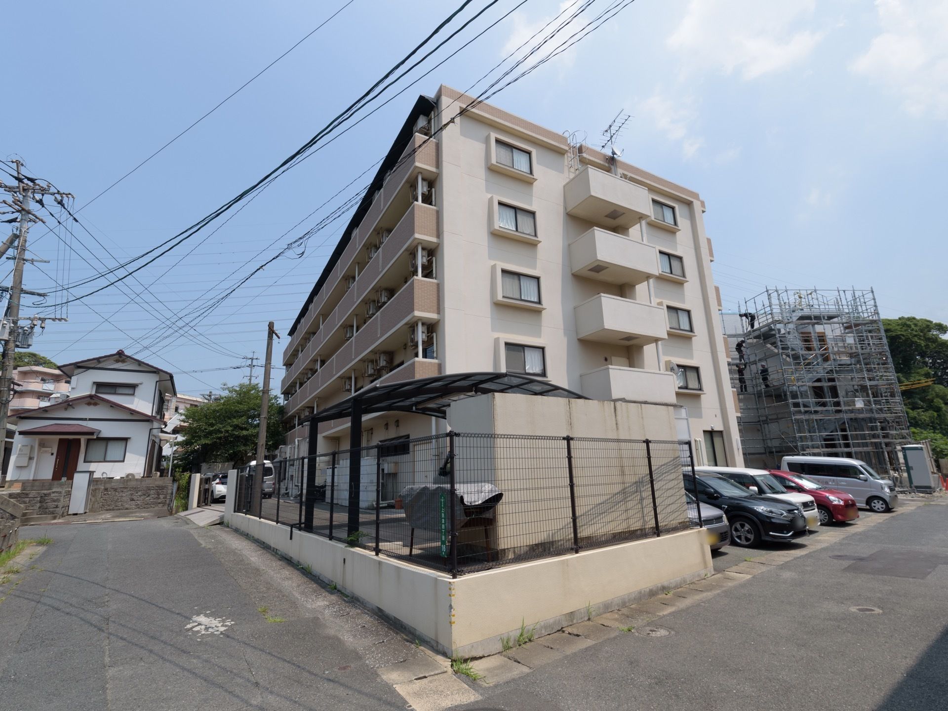 施設は住宅街にあり、静かな環境に囲まれている。建物は鉄筋コンクリート造りの５階建てである。ベージュ系の外観である。