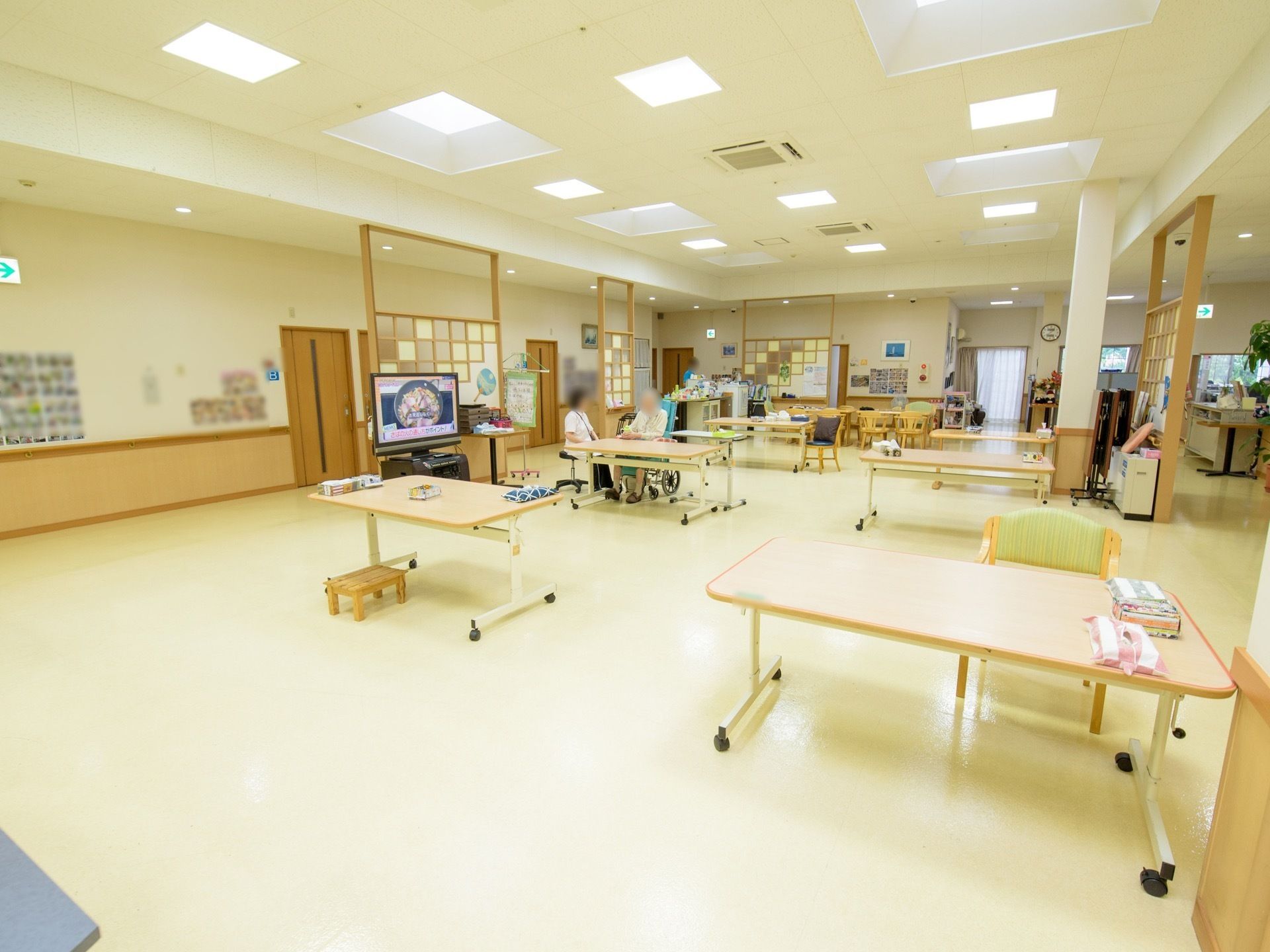 天井が高く、広々としていて開放感のある食堂。テーブルの足にはキャスターが付いており、楽に移動ができるようになっている。