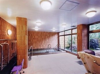 手すりが付いた大きな浴槽が設置された浴室には、機械浴やシャワーもある。