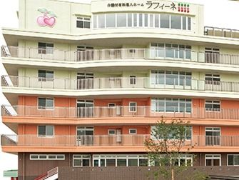 ６階建ての大きな建物は各フロアにベランダが付き、出入り口にはスロープが付いている。