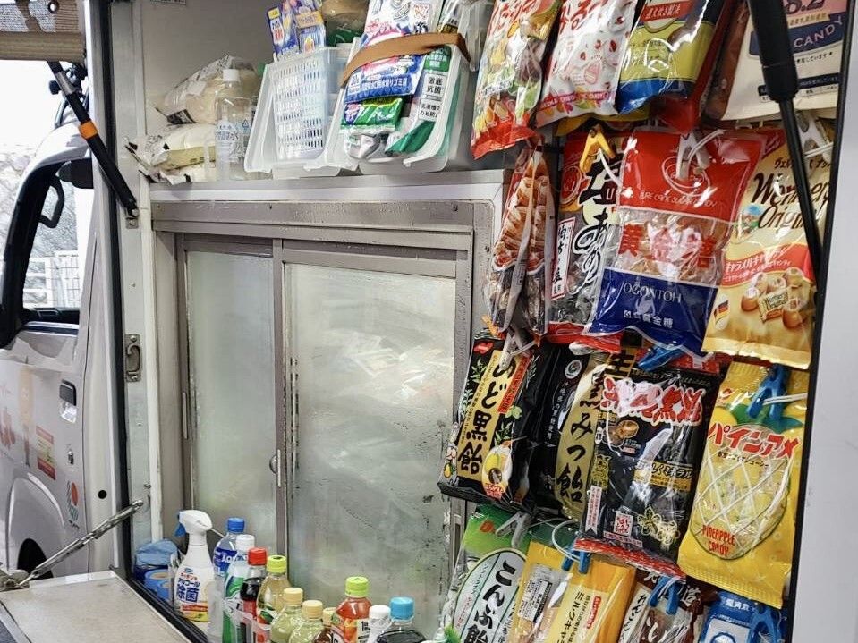 壁にはたくさんの種類のキャンディが飾られ、冷蔵庫のようなものも付いている。掃除用洗剤なども置かれている。