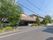 施設の前には道路があり、まわりには木が植えてある。敷地内への入口は大きく、玄関上には屋根が付いている。