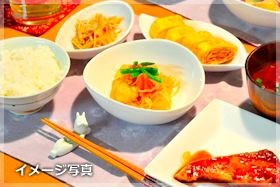 魚の煮つけや、きんぴらの付いた和食のセット