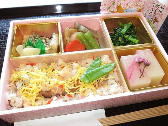 桜のデザートが添えられた花見弁当のメインはちらし寿司。魚の揚げ物や野菜の煮もの、青菜のお浸しなどがそれぞれきれいに盛られている。