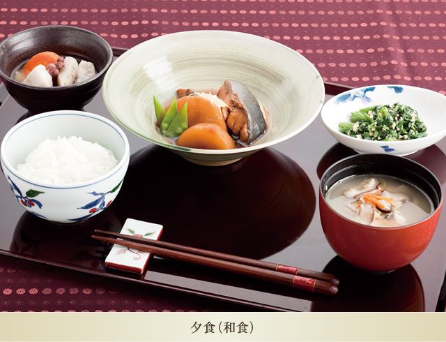 ぶり太鼓や、ほうれん草の和え物が付いた和食のセット