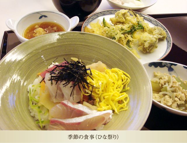 天ぷらとちらし寿司がセットになったひな祭りの特別食