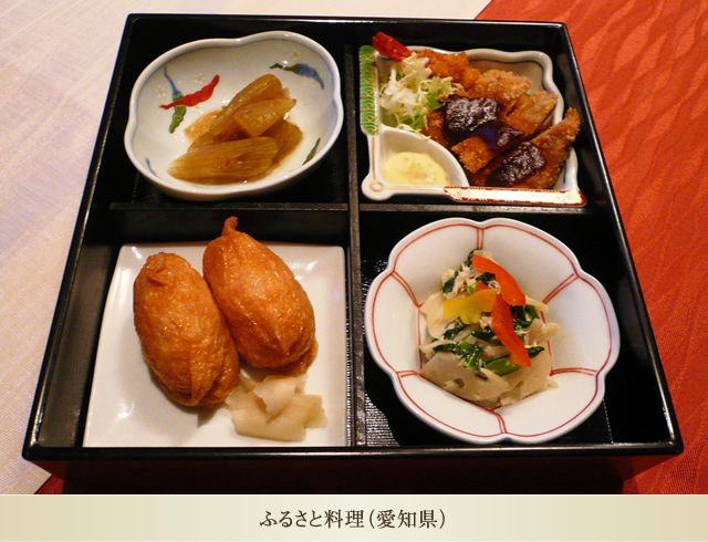 とんかつといなり寿司がセットになったメニュー