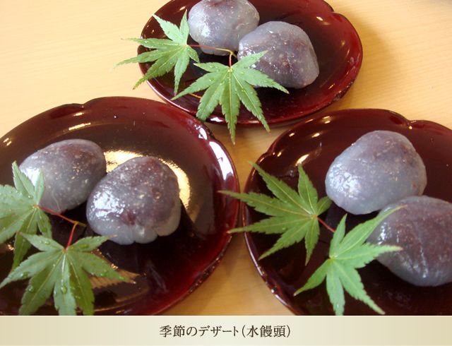 青もみじを飾ったデザートの水まんじゅう