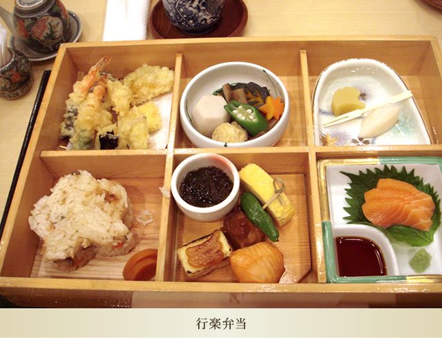 刺身や天ぷら、野菜の煮物を詰め込んだ行楽弁当