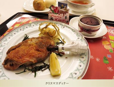 レモンを添えたチキンとデザートが付いたクリスマスの特別食