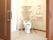 背もたれと両サイドに手すりが付いたトイレは広く、ドアは2つ付いていて観音開きのように2つの方向から開けることができる