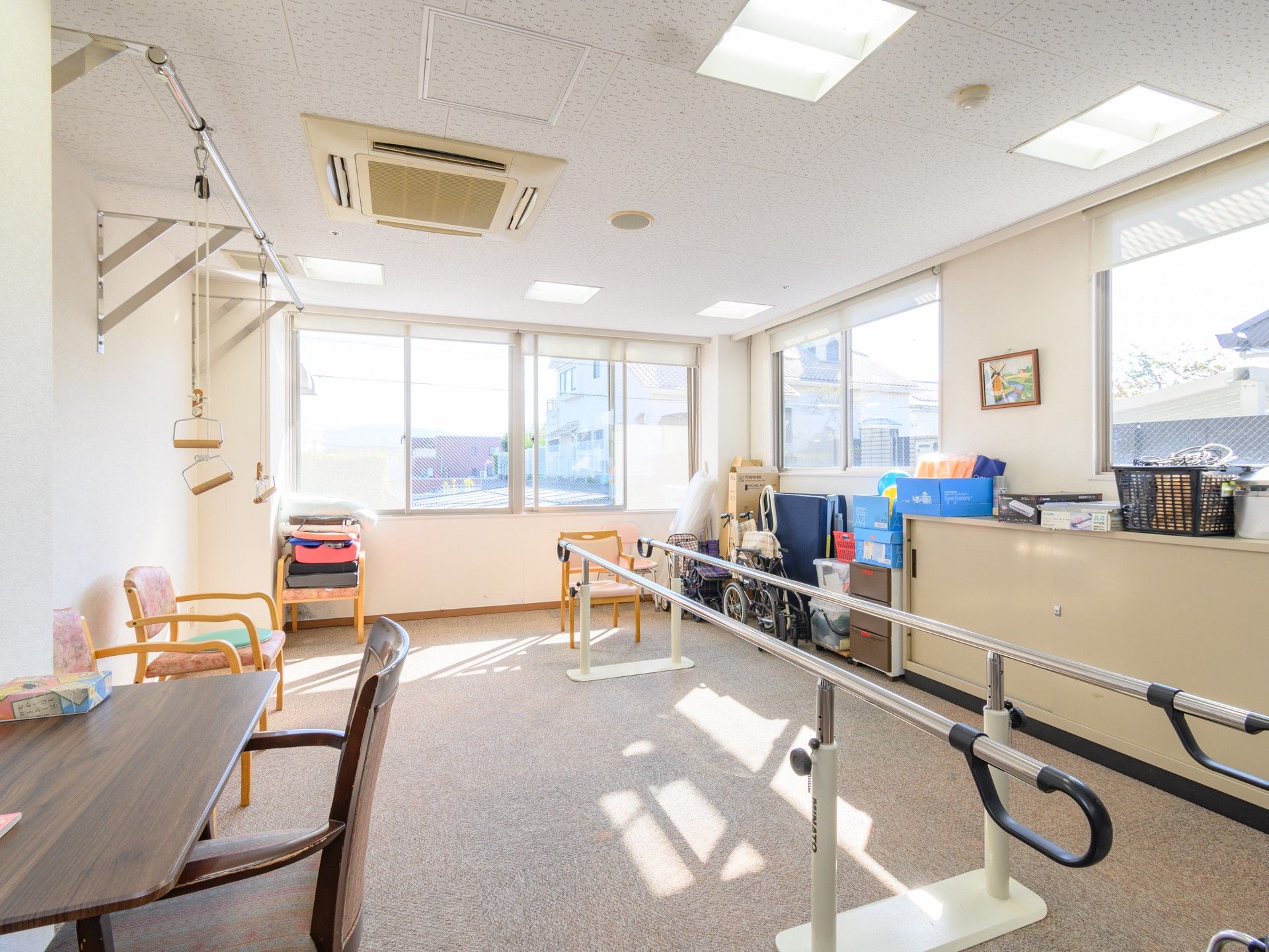 平行棒や腕の運動ができる道具がある