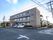 3階建ての茶色い建物
