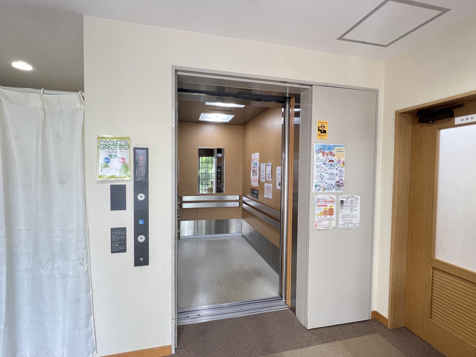 広々としたエレベーターホール
