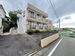 白い建物の外観