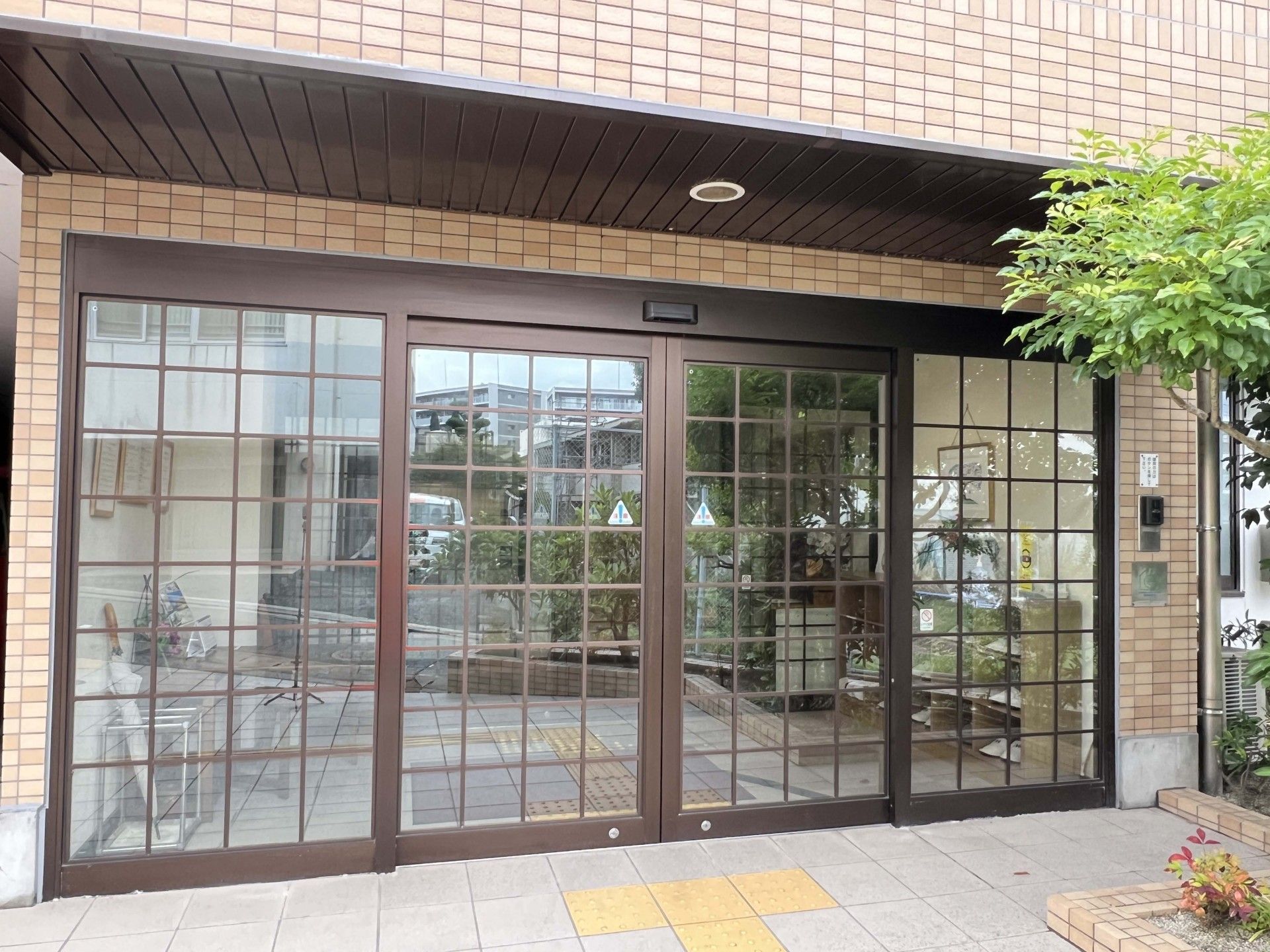 明るい入口の施設