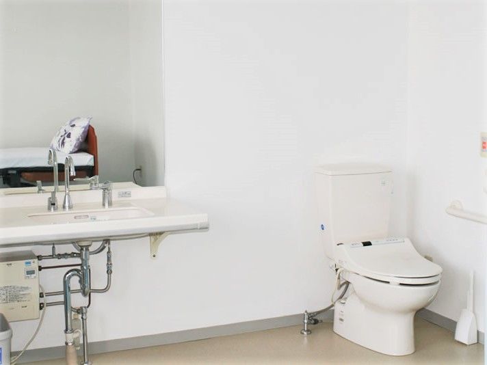 フットレスの洗面台とトイレが一体となったスペース。車いすの人用のトイレ