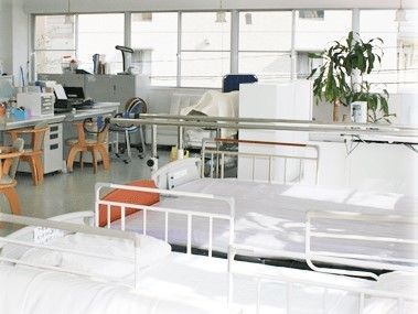 ベッドが並んでいる静養スペースの様子。奥のほうにスタッフが常駐している場所