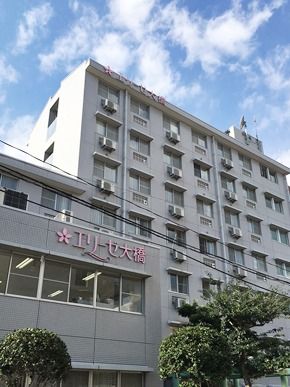 鉄筋コンクリート造の背の高い建物の外観。マンション風の背の高い建物