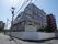 ２面が道路に面して建つ７階建ての施設である。白い塀で囲まれていて、角部に入居者を募集する看板が設置されている。