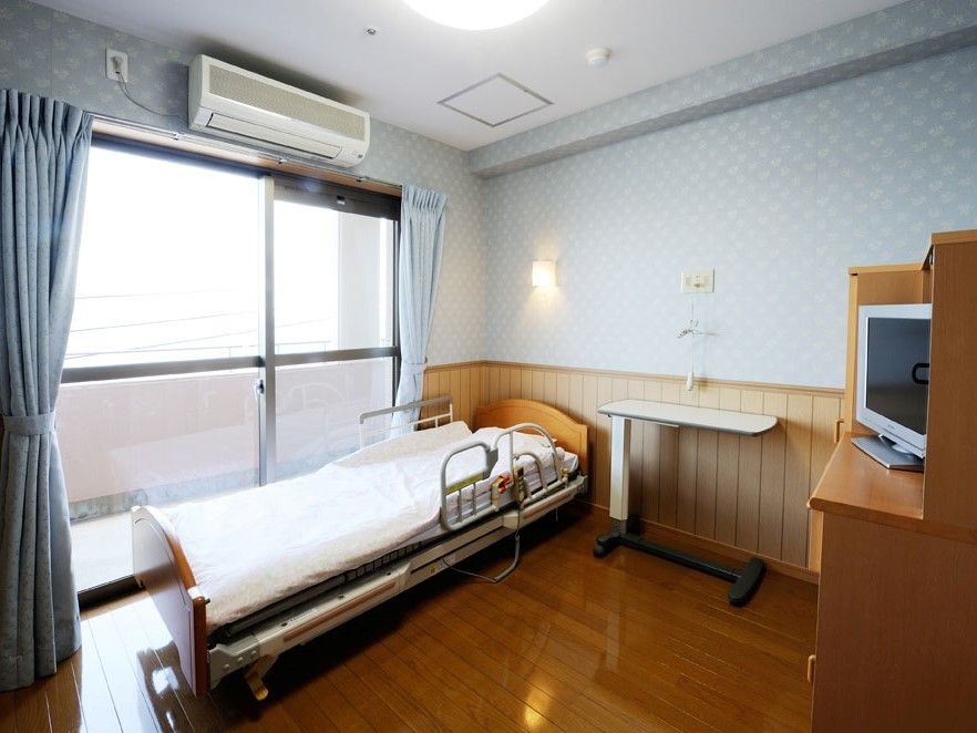 居室の床はフローリングで、段差が無いので安全にお過ごしいただける。木の温もりを感じられる落ち着く空間となっている。