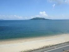 天気が良い日は、青々とした海を眺めることができる。海の向こうには島が見え、自然豊かな景色を心ゆくまで堪能できる。