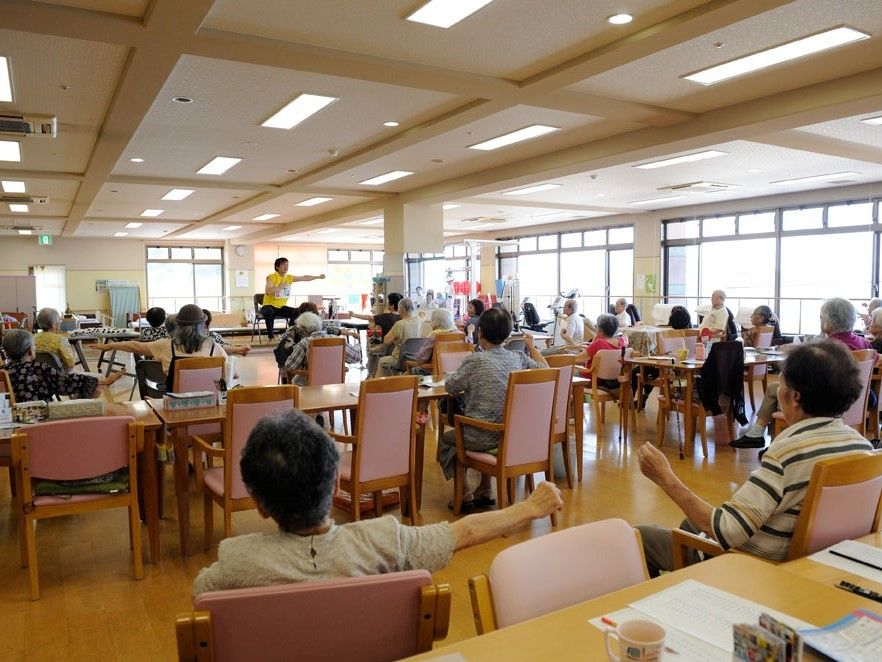 スタッフと一緒に、笑顔で元気よく運動ができる。天井が高く、広々とした空間で豊かな時間をお過ごしいただける。