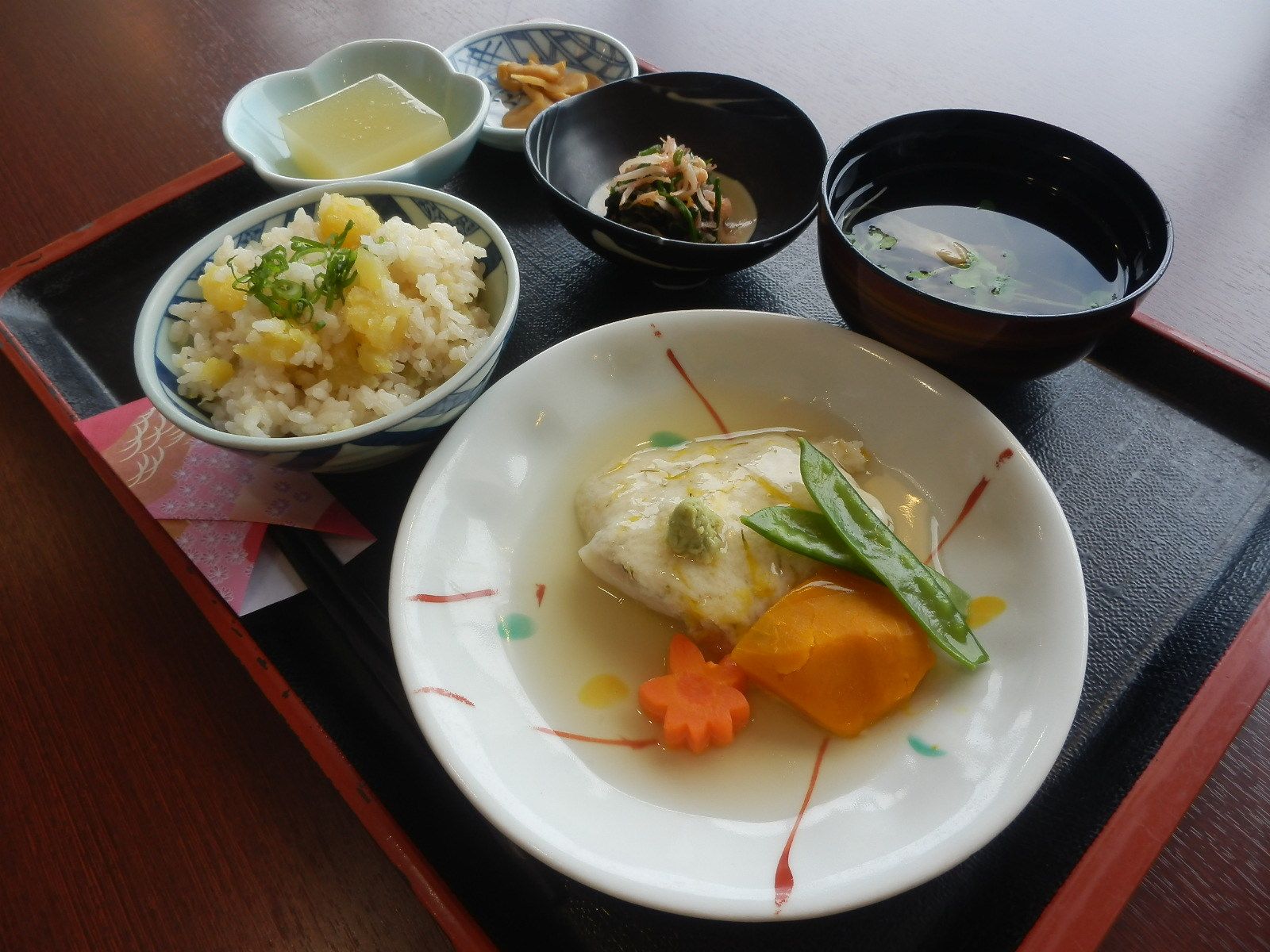 色鮮やかに盛り付けられたお食事は、食欲をそそる内容となっている。炊き込みご飯と汁物の他に、おかずが４品並んでいる。
